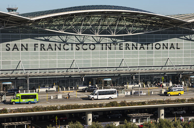 Furgonetas en la puerta del Aeropuerto Internacional de San Francisco