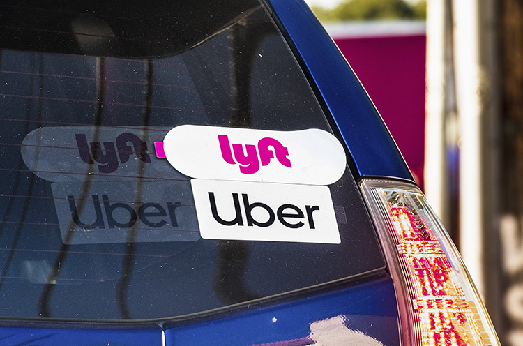 Imagen ampliada de un coche con pegatinas de Lyft y Uber