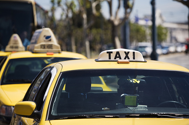 Imagen ampliada de una fila de taxis de San Francisco