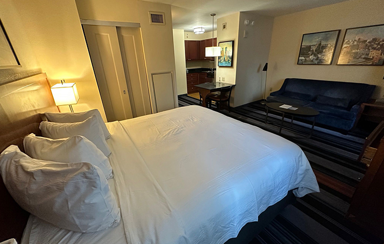 Habitación con cama doble del hotel Residence Inn by Marriot