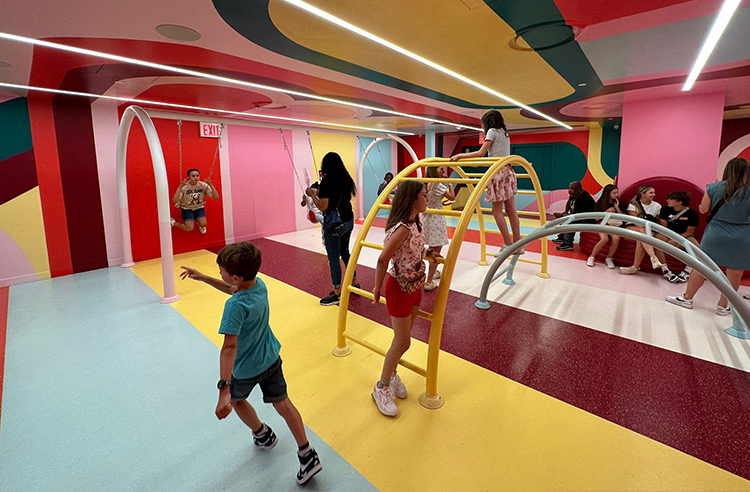 Habitación muy colorida con juegos en el Museo del Helado