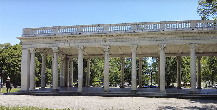 The Peristyle estructura con columnas en Prospect P<rk