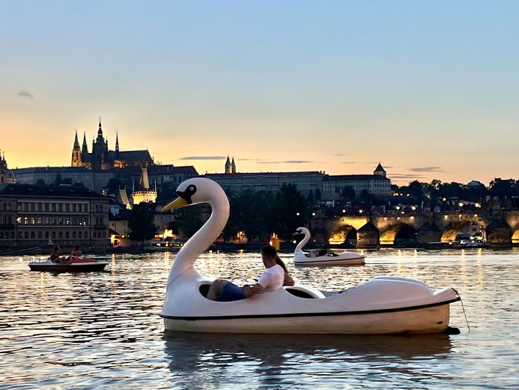 barca de pedales en el río Moldava de Praga