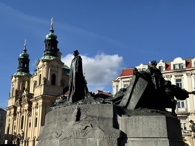 escultura de Jan Hus e Iglesia de San Nicolas de Praga