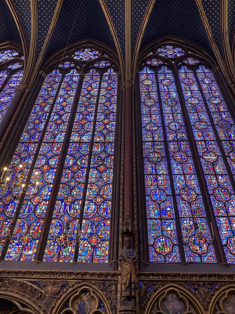 vidrieras coloridas en la sainte chapelle