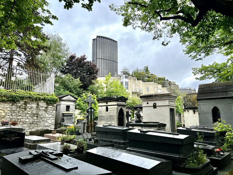 Tumbas en el cementerio del barrio Montparnasse de París