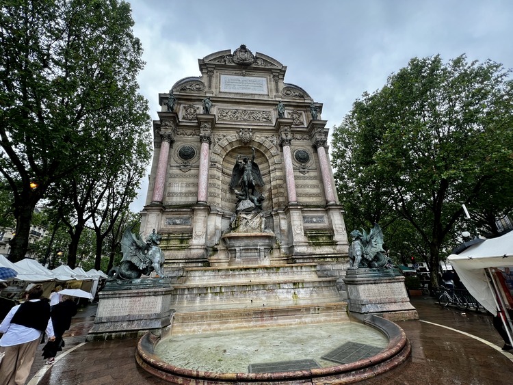 la fuente de saint michel, un imprescindible que ver en el barrio latino 