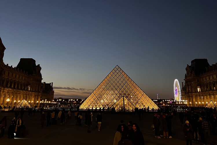 pirámide del louvre de noche iluminada