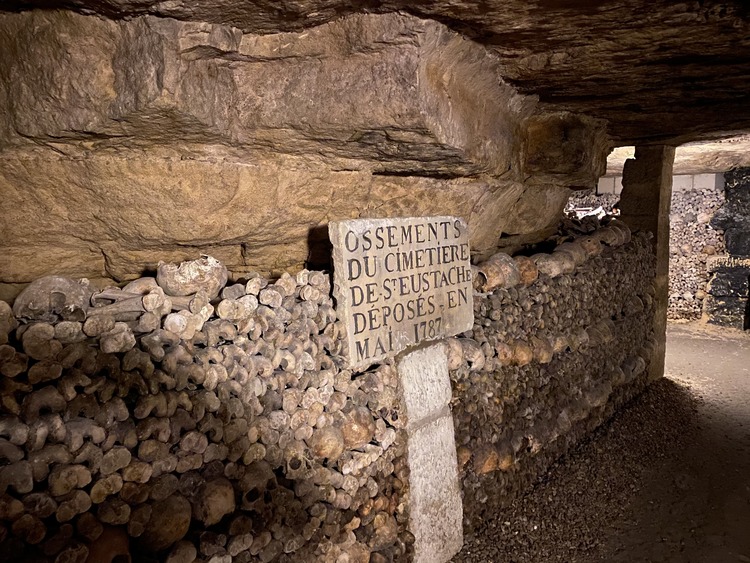 Imagen del interior de las catacumbas de París