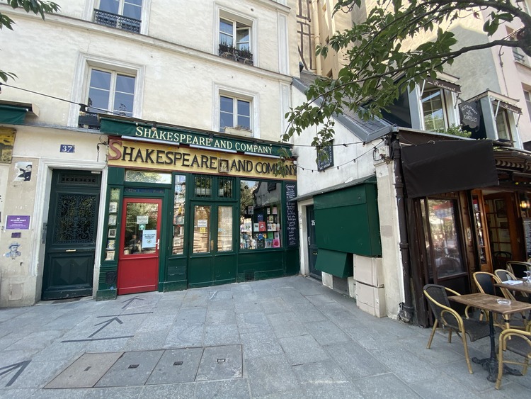 la fachada de la libreria shakespeare and company de paris