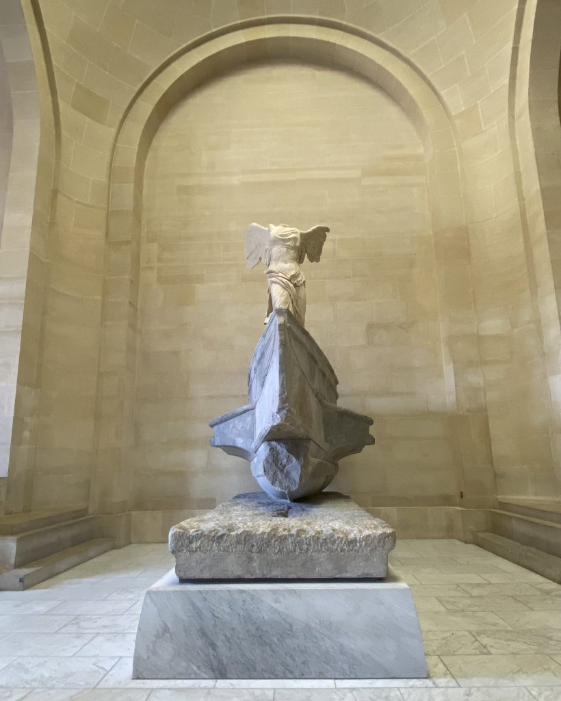 victoria alada de Samotracia en el museo del louvre de París
