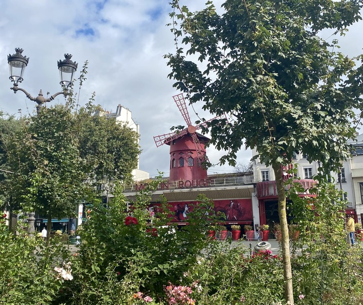 fachada del Moulin Rouge de París