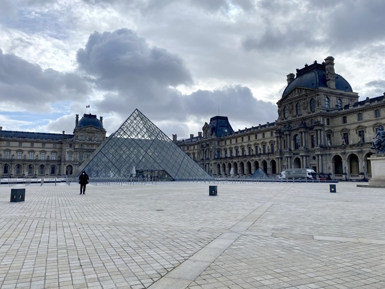 La pirámide del Museo Louvre de París