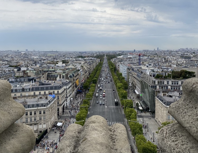 Panorámica de la avenida de los Campos Elíseos de París