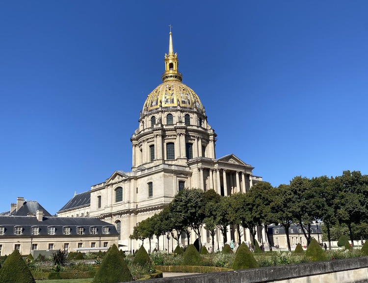 Museo del ejército con la tumba de Napoleón en París