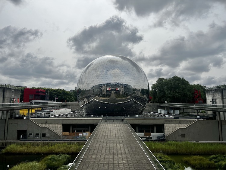 esfera acristalada característica del parque de la villette