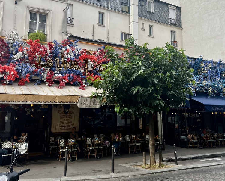 terrazas de dos cafeterías en rue des abesses