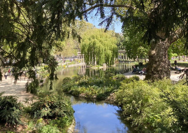 el elegante parque monceau de paris