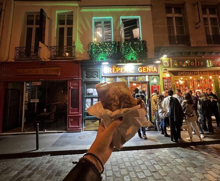 un crepe frente a la creperie genia