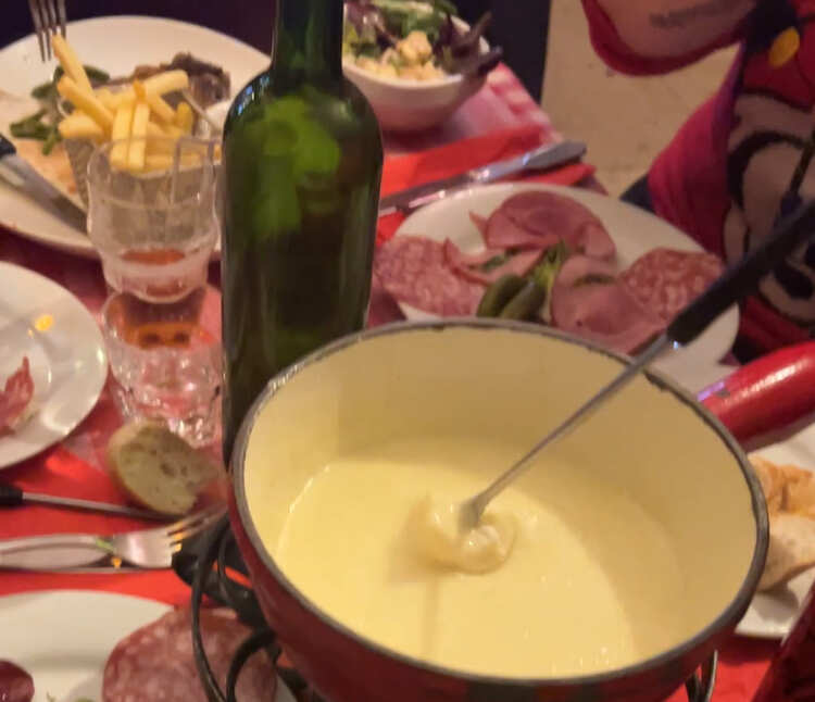 mesa con comida del restaurante donde comer en el barrio latino