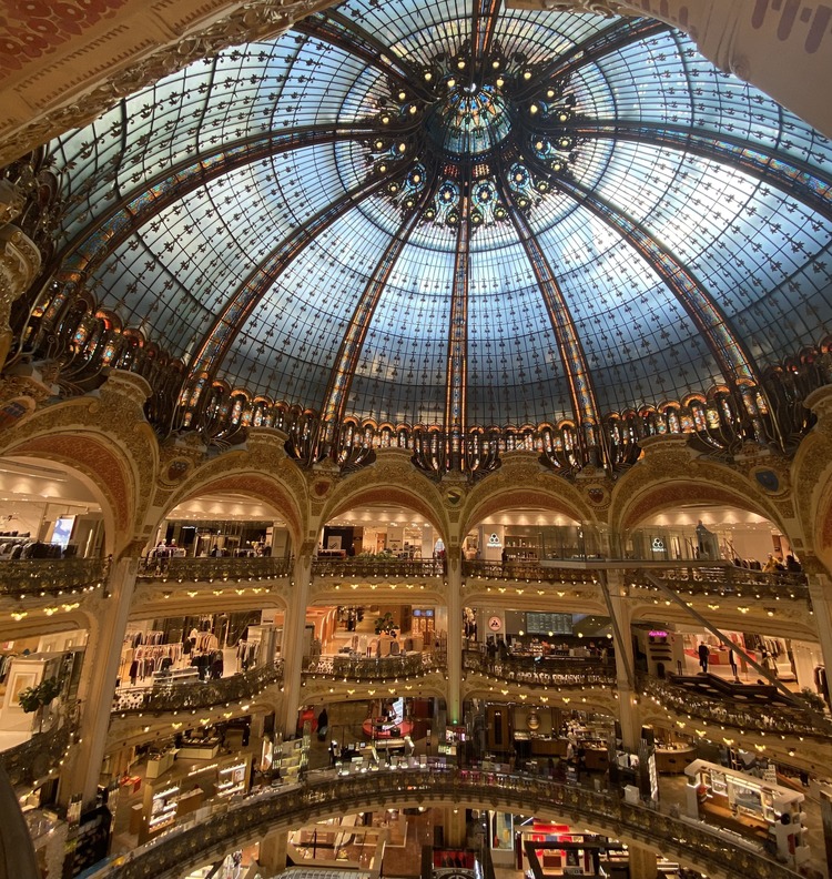 Cúpula de las Galerías Lafayette vista desde el interior, en París