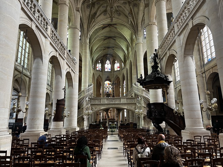 interior de la iglesia saint etienne du mont