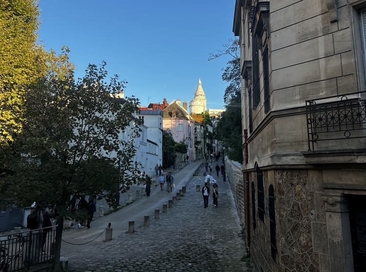 rue de l'abreuvoir al atardecer en el barrio de montmartre