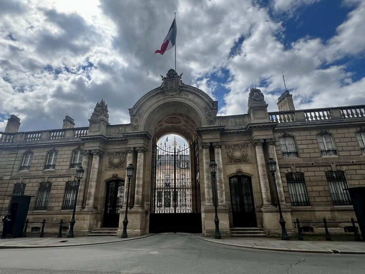 palacios cerca del arco del triunfo