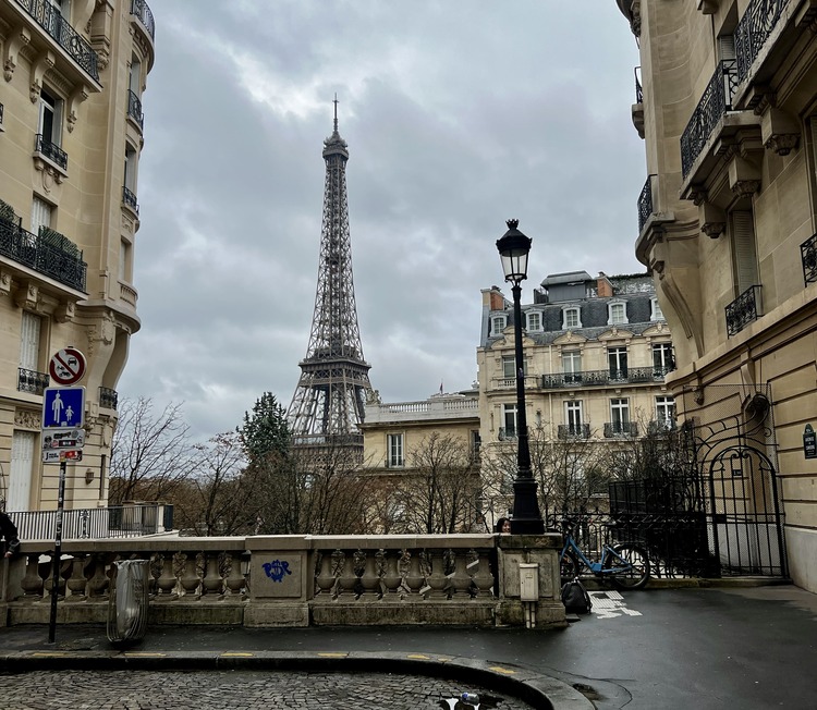 vistas de la torre eiffel desde avenue camoens