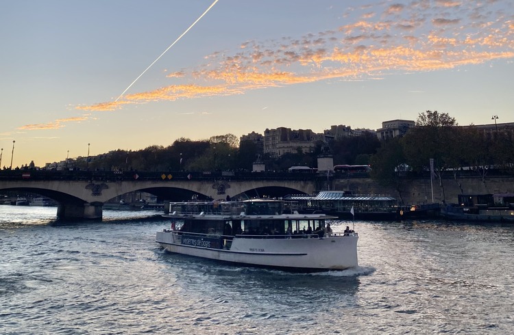 barco navegando por el río sena