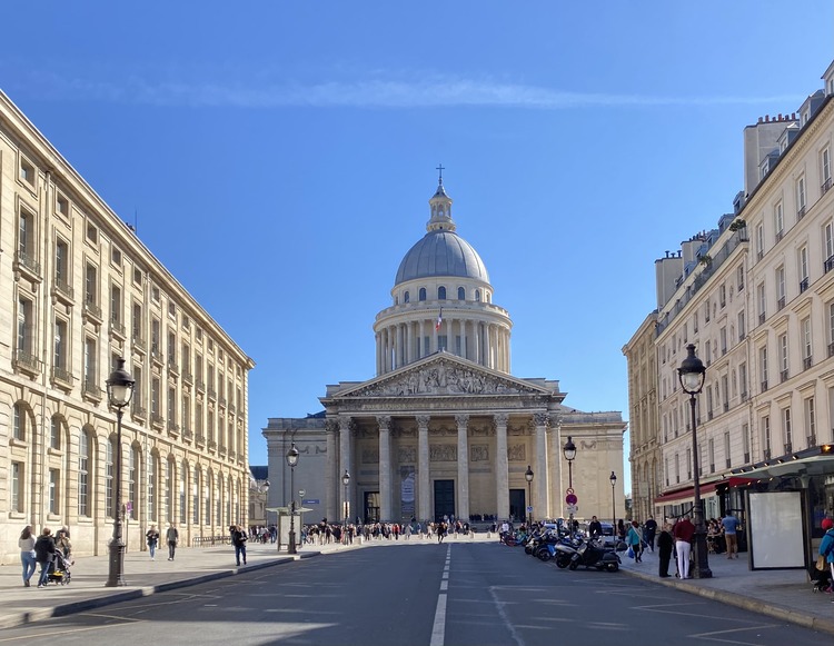 el panteón de parís al fondo de la avenida