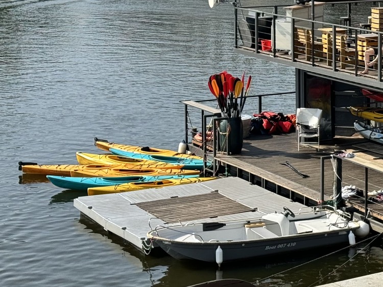 practicar kayak en el río Moldava