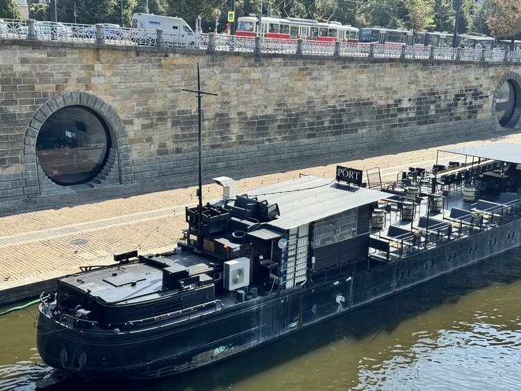 Paseo por Naplavka Praga a orillas del río Moldava