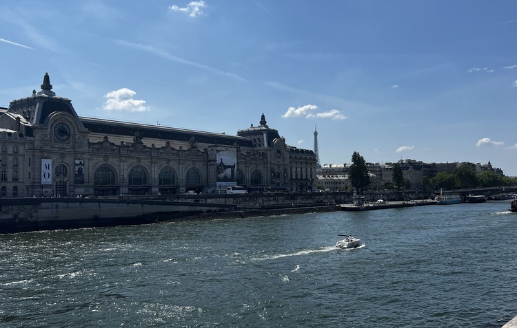 barco privado navegando por el Sena frente al Museo d'Orsay