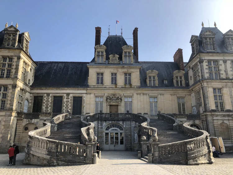 castillo de Fontainebleau a las afueras de París