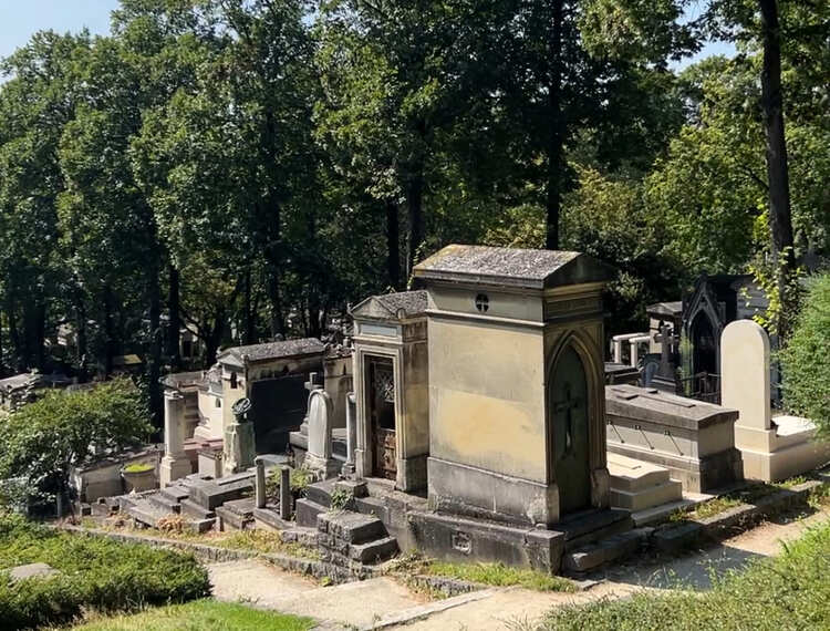 interior cementerio Père Lachaise en el barrio de la Bastilla de París
