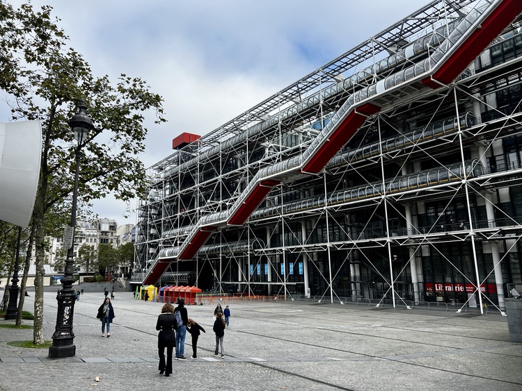 imagen de la fachada del centro Georges Pompidou en París