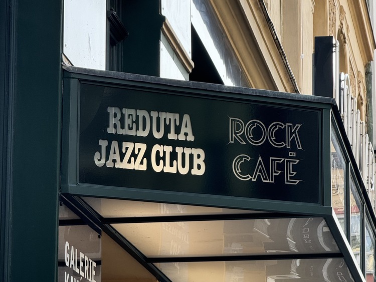 imagen de la puerta de un club de jazz en Praga: Reduta Jazz Club