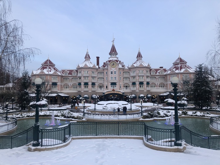 entrada nevada a Disneyland París en Navidad