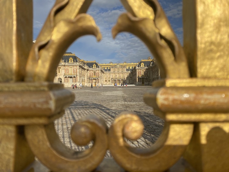 Palacio de Versalles visto desde la puerta de entrada