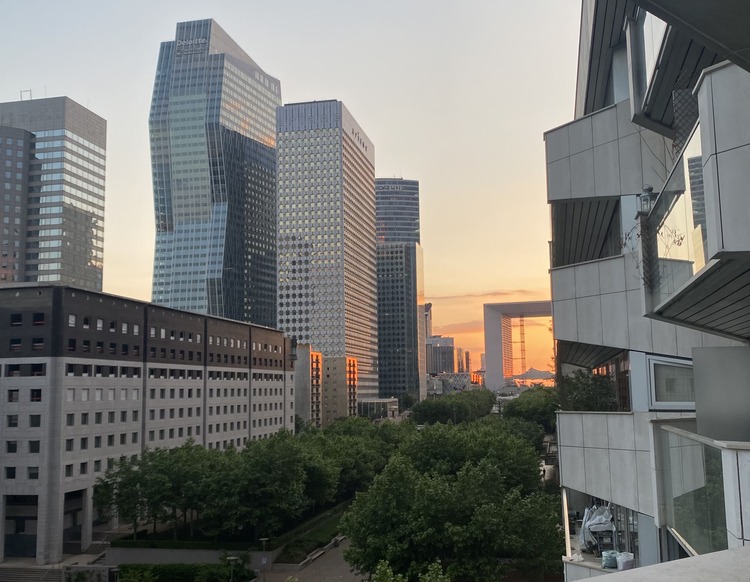 vista de los rascacielos y la esplanade de la defense