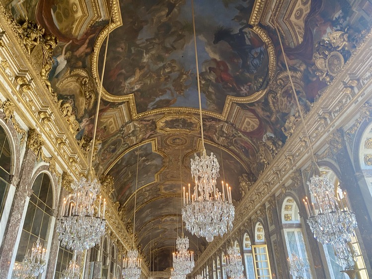 Galería de los espejos dentro del Palacio de Versalles
