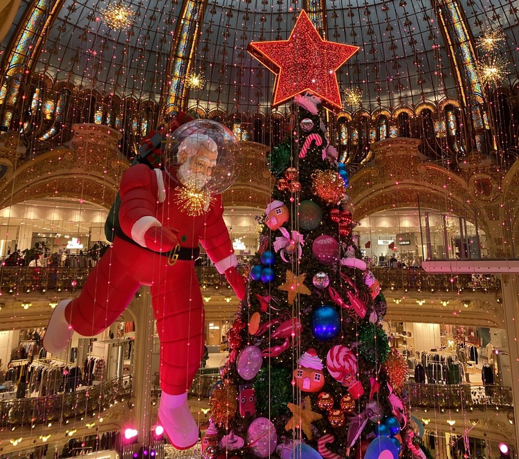 Mítico árbol de navidad de las Galeries Lafayette