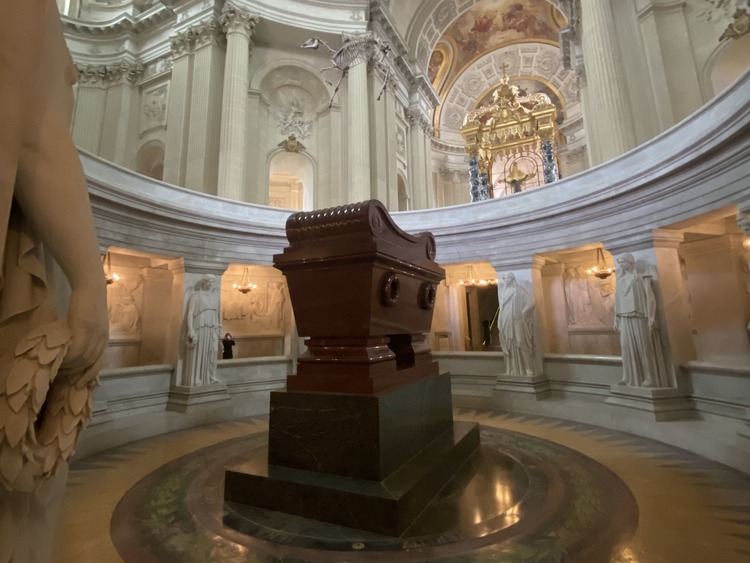 Tumba de Napoleón en los Inválidos de París, en el Museo del Ejército