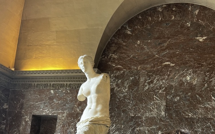 Foto del interior del Museo del Louvre: la Venus de Milo