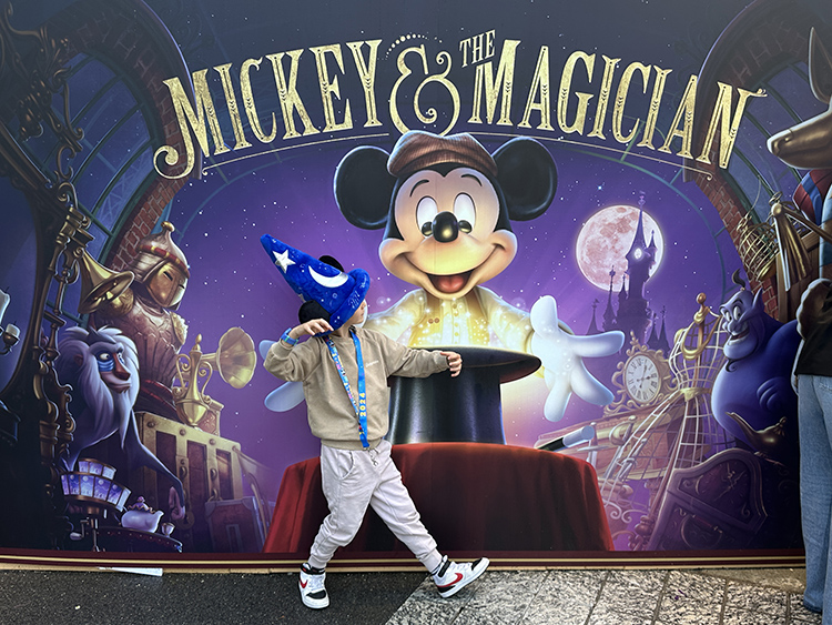 Oliver con Mickey de fondo