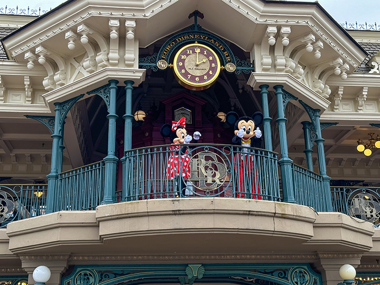 Mickey y Minnie en la entrada del Parque Disneyland París