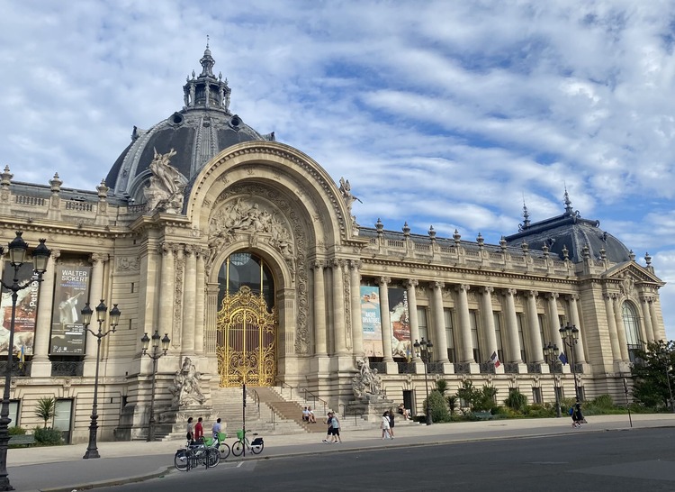 Puerta del Petit Palais en París