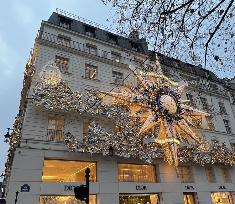 decoración navideña en la fachada de Dior en París