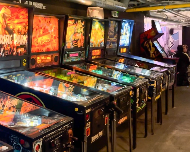 máquinas de arcade en un bar de Praga